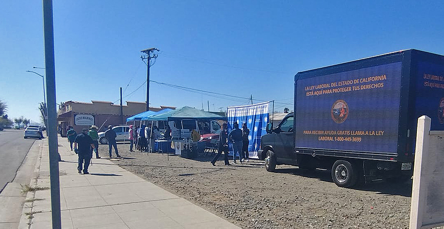 Información sobre los derechos laborales es repartida en Huron, California.