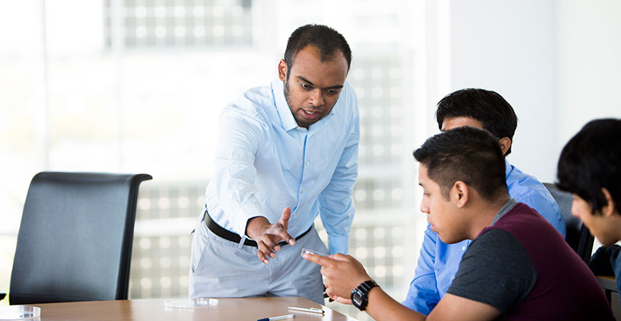 Professor Subramaniam works with students on a bioengineering application.